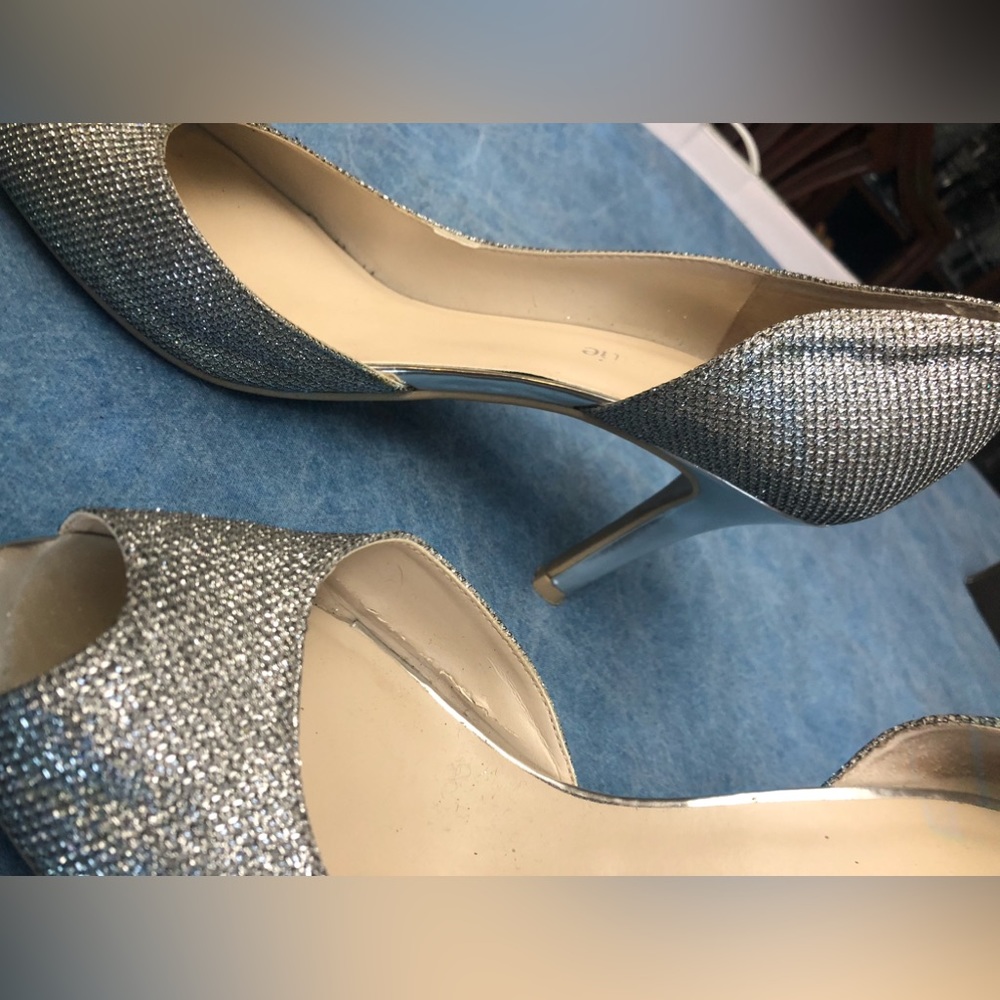 Tahari 8 1/2 medium silver heels. Barely worn - Picture 2 of 10